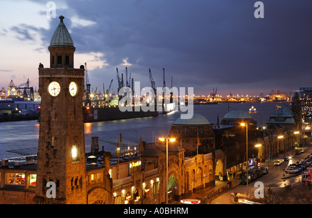 Der Turm Landungsbrücken in Hamburg Elbe River Waterfront sagt, die Zeit und die Gezeiten-Niveau Deutschland Stockfoto