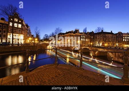 Beleuchtete Kanal Brücken bei Nacht Amsterdam Niederlande Stockfoto