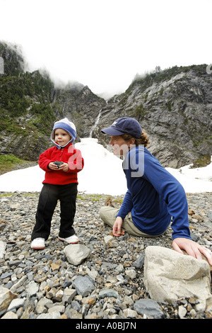 Junges Mädchen und ihre Mutter in bergigen Boulder Feld große vier Trail Mt Baker Snoqualmie National Forest Washington USA Stockfoto