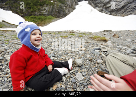 Junges Mädchen lachend in bergigen Boulder Bereich große vier Trail Mt Baker Snoqualmie National Forest Washington USA Stockfoto