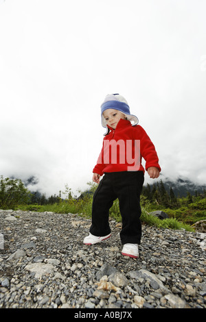 Junge Mädchen, die zu Fuß in bergigen Boulder Bereich große vier Trail Mt Baker Snoqualmie National Forest Washington USA Stockfoto