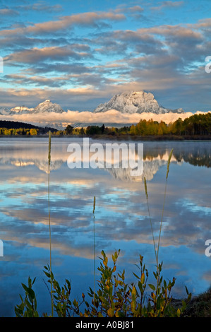 Oxbow Bend am Snake River mit Sonnenaufgang fallen Farbe und Relfection Teton Nationalpark Wyoming Stockfoto