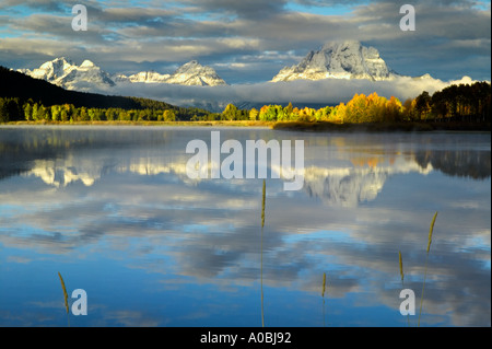 Oxbow Bend am Snake River mit Sonnenaufgang fallen Farbe und Relfection Teton Nationalpark Wyoming Stockfoto