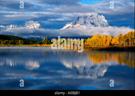 Oxbow Bend am Snake River mit Sonnenaufgang fallen Farbe und Reflexion Teton Nationalpark Wyoming Stockfoto