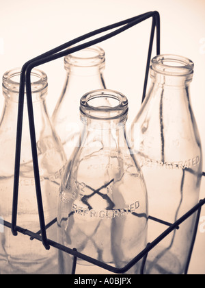 alten Milchflaschen in Drahthalter Stockfoto