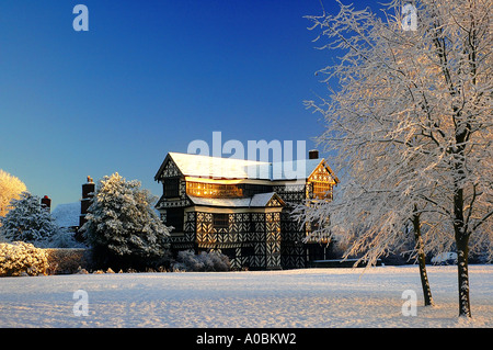 Little Moreton Hall im Schnee Nr Congleton Cheshire UK Stockfoto