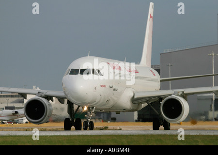 TunisAir Airbus A320-211 TS IME an London Heathrow LHR EGLL UK England 19. Juli 2003 Stockfoto