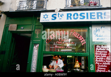 Marais Rue des Rosiers Juedisches Viertel Fallafel Baecker koscher Fastfood Paris Frankreich Stockfoto