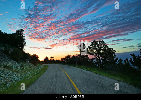 Straße in Great-Basin-Nationalpark bei Sonnenaufgang Nevada Stockfoto