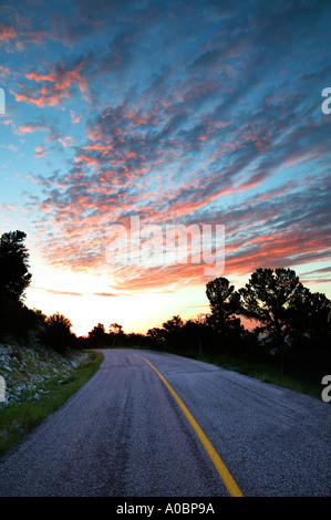 Straße in Great-Basin-Nationalpark bei Sonnenaufgang Nevada Stockfoto