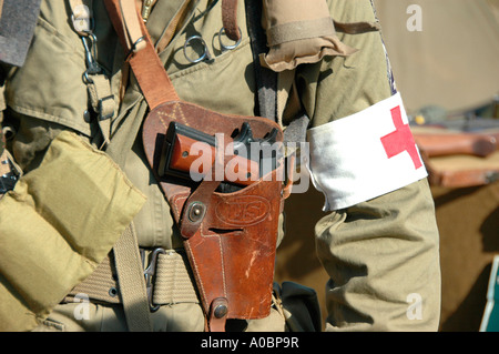 Schauspieler während des 2. Weltkrieges II Demonstration anzeigen in Georgien Taccoa 501 501st rote Kreuz Pistole automatische 45 medic Stockfoto