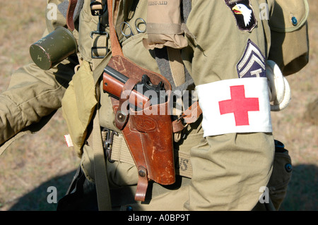 Schauspieler während des 2. Weltkrieges II Demonstration anzeigen in Georgien Taccoa 501 501st rote Kreuz Pistole automatische 45 medic Stockfoto