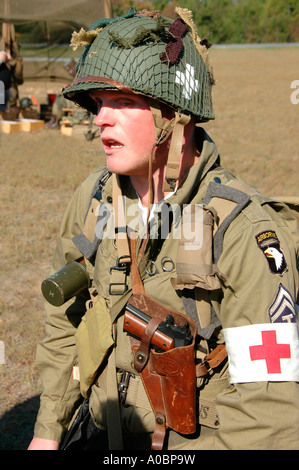 Schauspieler während des 2. Weltkrieges II Demonstration anzeigen in Georgien Taccoa 501 501st rote Kreuz Pistole automatische 45 medic Stockfoto