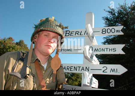 Schauspieler zeigen während der Demonstration des zweiten Weltkriegs in Taccoa Georgia 501 501st mit Entfernungen zu den USA, die auf dem Pfosten hinter ihnen zu Hause sind Stockfoto