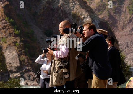 HRH Prinz Charles und der Duchess of Cornwall besuchen Erdbeben betroffenen Dorf von Pattika, Kaschmir, Pakistan. Stockfoto