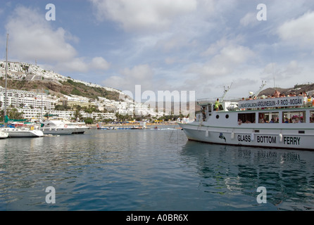 Das Hafengebiet von Puerto Rico, einem berühmten Touristenziel, auf der großen Kanareninsel in Spanien. Stockfoto