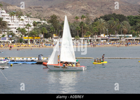 Das Hafengebiet von Puerto Rico, einem berühmten Touristenziel, auf der großen Kanareninsel in Spanien. Stockfoto