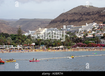 Das Hafengebiet von Puerto Rico, einem berühmten Touristenziel, auf der großen Kanareninsel in Spanien. Stockfoto