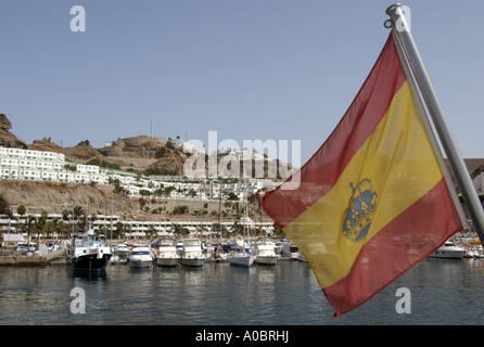 Spanische Flagge vor dem Hafen des neuen Valley in Puerto Rico auf Gran Canaria Spanien erfasst 09 10 2006 Gran Canaria ist Stockfoto