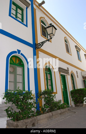 Bewohner, die typisch spanischen Architektur in den Straßen von Puerto de Mogan auf Gran Canaria Spanien erobert 09 10 2006 Gr anzeigen Stockfoto