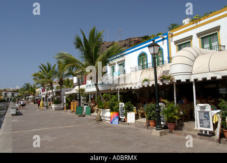 Viele Cafés und Diners entlang der Promenade am Hafen von Puerto de Mogan auf Gran Canaria Spanien Gran Canaria gehört zu den Stockfoto