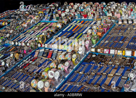 Eine Vielzahl von Uhren, die an einem Stand auf dem lokalen Markt in Arguineguin auf Gran Canaria Spanien erfasst 10 10 2006 Gran angezeigt Stockfoto