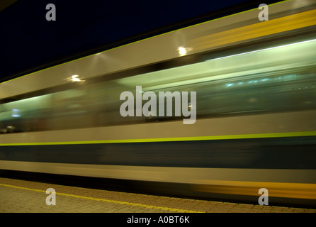 Ein Zug-Coupé mit großer Geschwindigkeit durch gehen in der Nacht dieses Bild ist Teil einer Reihe von Aufnahmen von den gleichen Zug geht durch 7 Bilder ich Stockfoto