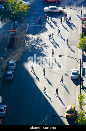 Menschen & ihre Schatten zu Fuß auf der Straße High Angle Overhead Luftaufnahme, am späten Nachmittag, Chicago, USA Stockfoto