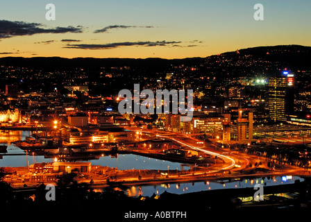 Oslo die Hauptstadt Norwegens erfasst an einem September-Abend aus einer Höhe im Süden der Stadt Stockfoto