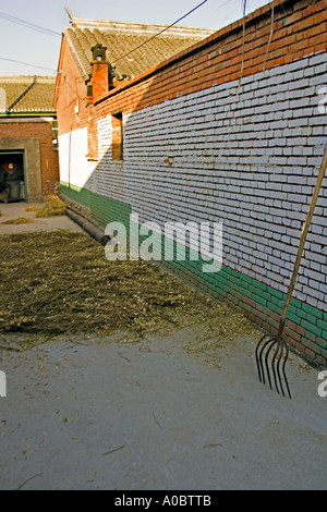 Landhaus bemalt mit Getreidetrocknung auf dem Bürgersteig in der Landschaft von Simatai in der Nähe des großen CHINA SIMATAI bunt Stockfoto