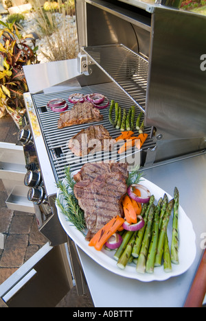 Outdoor-Barbecue-Grill mit Steak Stockfoto