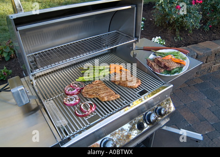 Outdoor-Barbecue-Grill mit Steak Stockfoto