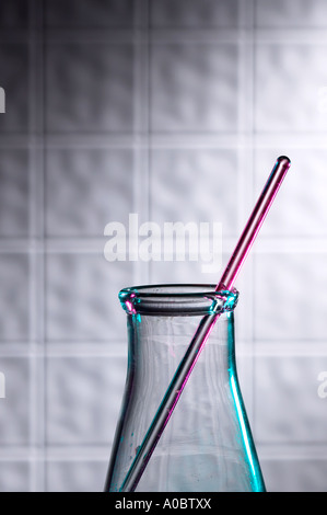 Nahaufnahme Detail klares Glas Becher Durchstechflasche mit Farbe In Forschung und Entwicklung Labor Laboratory, USA Stockfoto