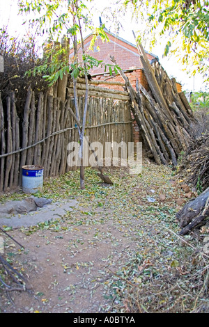 CHINA SIMATAI Grube Toilette mit Kalk eine Schaufel vor einem Bauernhaus in der Simatai-Region nahe der großen Mauer Stockfoto