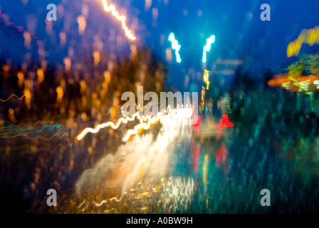 Autos Beschleunigung auf der Autobahn im regnerischen Wetter, USA Stockfoto