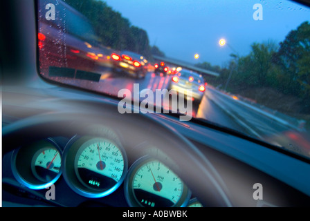 Ansicht des Autos auf der Autobahn von Fahrer-Perspektive mit Lenkrad, Armaturenbrett und Motion Blur, Philadelphia, PA USA Stockfoto