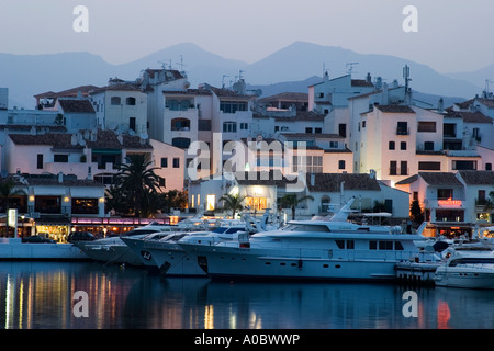Spanischen Hafen Puerto Banus in Andalusien bei Dämmerung, Marbella, Spanien, Europa, EU Stockfoto