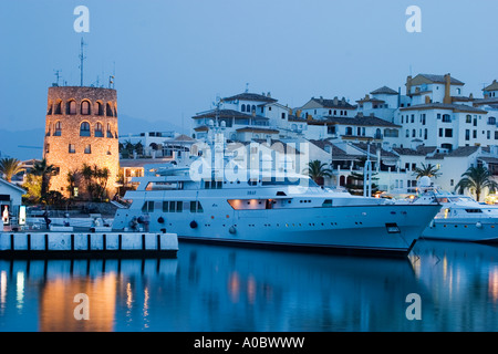 Spanischen Hafen Puerto Banus in Andalusien bei Dämmerung, Marbella, Spanien, Europa, EU Stockfoto