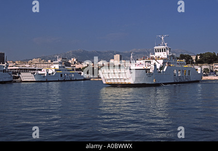 Der Hafen von Split in Kroatien mit lokalen neue Jadrolinija Fähren an den Piers. Stockfoto