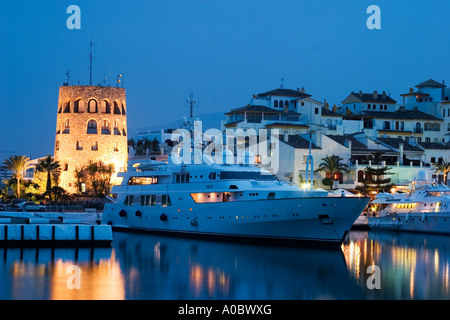 Spanischen Hafen Puerto Banus in Andalusien bei Dämmerung, Marbella, Spanien, Europa, EU Stockfoto