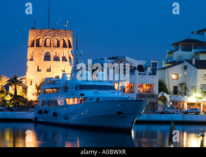 Spanischen Hafen Puerto Banus in Andalusien bei Dämmerung, Marbella, Spanien, Europa, EU Stockfoto