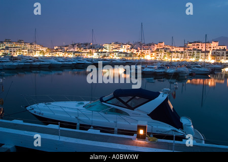 Spanischen Hafen Puerto Banus in Andalusien bei Dämmerung, Marbella, Spanien, Europa, EU Stockfoto