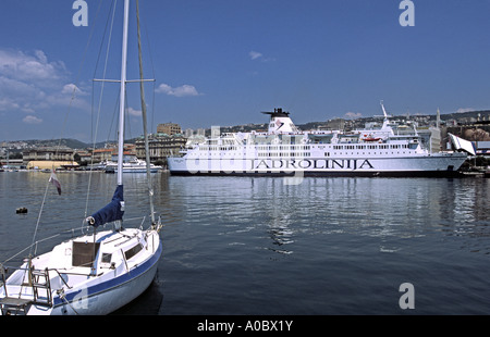 Die kroatischen Jadrolinija Autofähre Marko Polo im Hafen von Rijeka in der Nachmittagssonne. Stockfoto