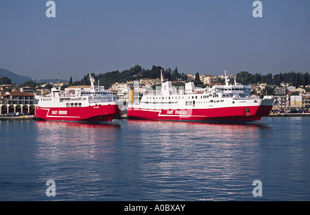 Lokale Fähren aus der Fast Ferries Flotte im Hafen von Korfu-Stadt Griechenland Stockfoto