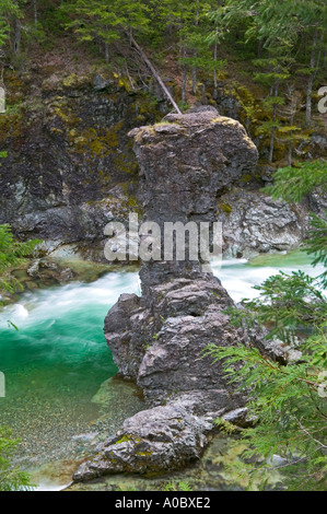 Kleiner Norden Santiam Wild and Scenic River mit großen Molaren Felsen Willamette National Forest Oregon Stockfoto