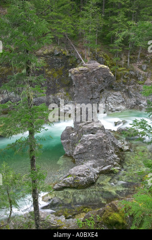 Kleiner Norden Santiam Wild and Scenic River mit großen Molaren Felsen Willamette National Forest Oregon Stockfoto