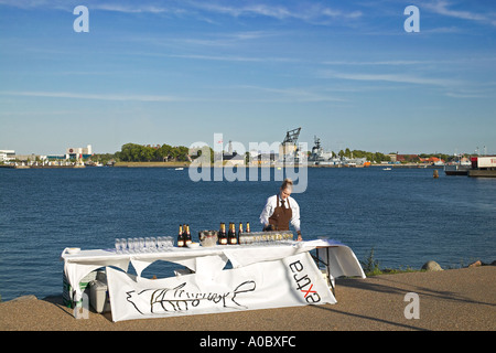 Barkeeper füllen Champagnergläser an der Freiluftbar an der Promenade „Langelinie“, Hafen Kopenhagen, Dänemark, Europa Stockfoto
