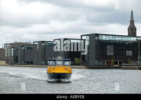 Gelber Wasserbus am Christianhavn Kanal und Hauptsitz der Nordea Bank, Kopenhagen, Dänemark, Europa Stockfoto