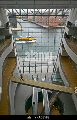 Atrium, Foyer von Black Diamond Gebäude der Königlichen Bibliothek, Blick auf den Hafen von Kanälen durch die riesige Glasfassade, Kopenhagen, Dänemark, Europa Stockfoto