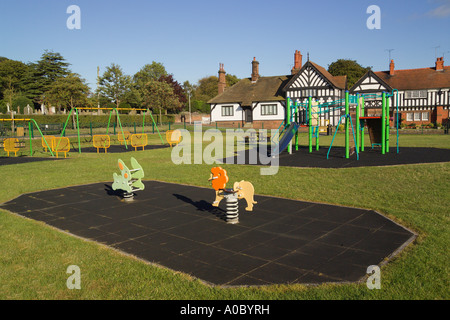 Kinder * Spielplatz Thornton Hough Dorf Wirral Merseyside England Stockfoto